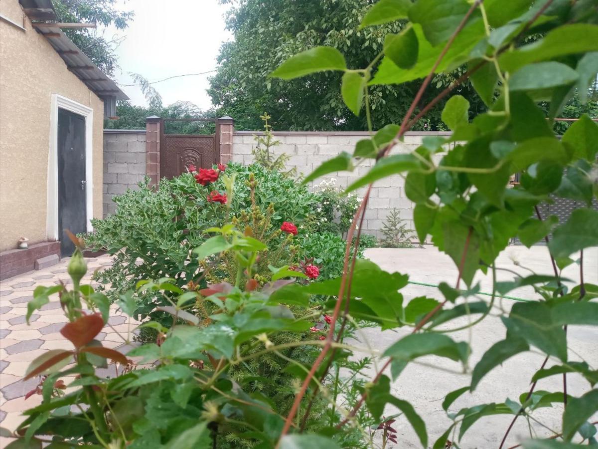 Комфортный Дом До 4Х Человек. Есть Парковка На 2 Машины, Wi-Fi, Tv. Bishkek Exterior foto