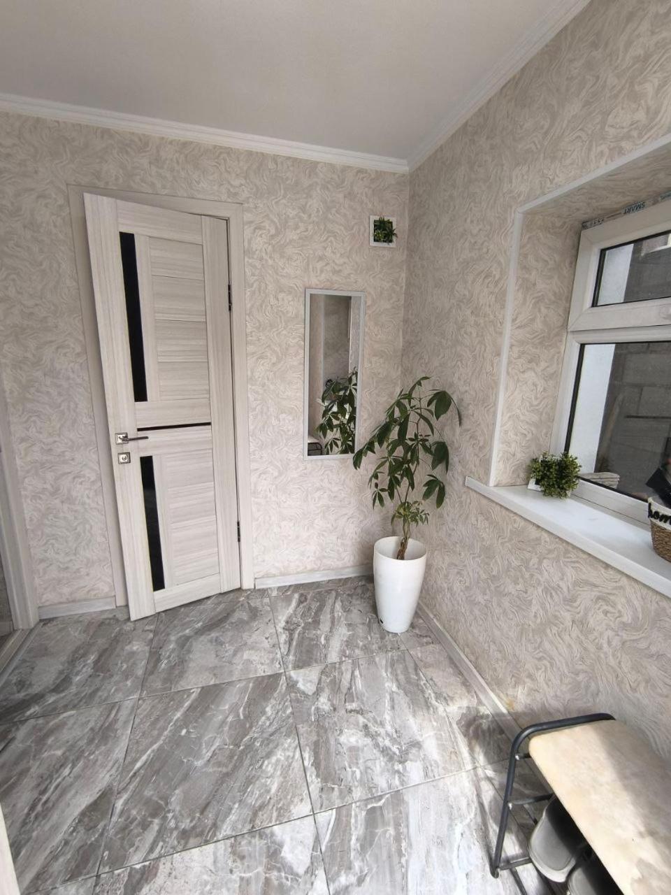 Комфортный Дом До 4Х Человек. Есть Парковка На 2 Машины, Wi-Fi, Tv. Bishkek Exterior foto